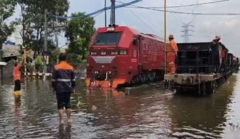 Perjalanan Kereta Api Dibatalkan dan Dialihkan Karena Banjir di Semarang Jawa Tengah