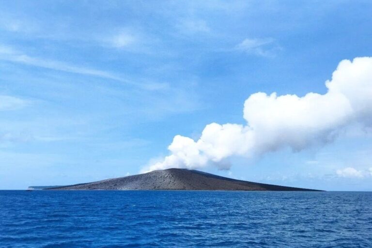 Polda Banten mengingatkan warga untuk waspada terhadap aktivitas Gunung Anak Krakatau