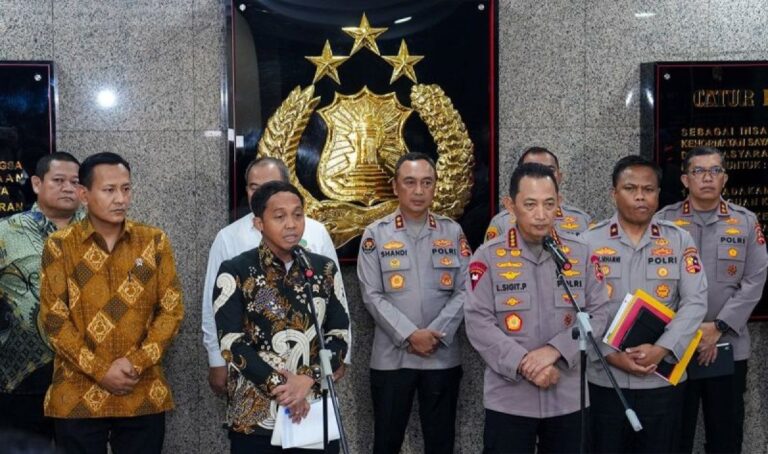 Menteri Kehutanan akan mencabut 20 izin PBPH, termasuk di wilayah terendam banjir di Sumatera