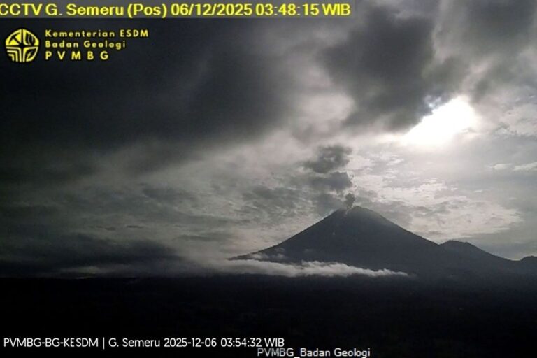 Guguran lava Gunung Semeru menjalar sejauh 1 km